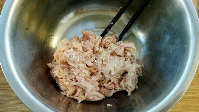 然后一起放入料理机中打成肉糜。
