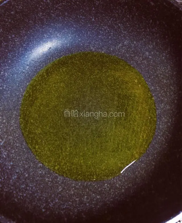 热锅放适量油