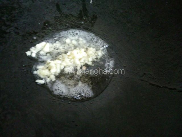 锅里放适量猪油爆蒜头