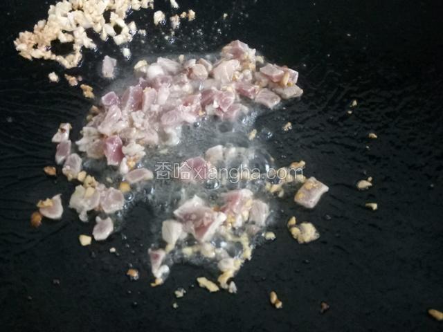 放入肉碎炒熟