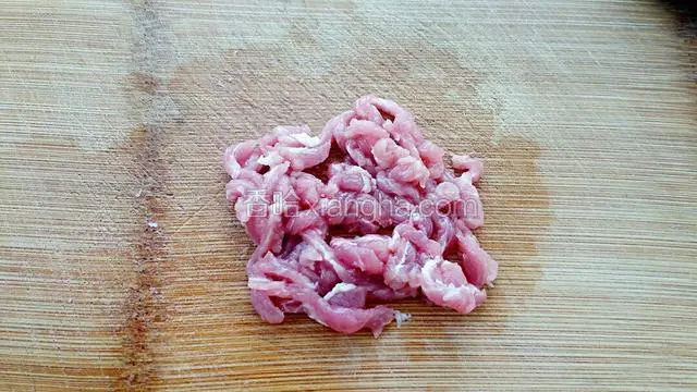 把猪肉切成细丝。