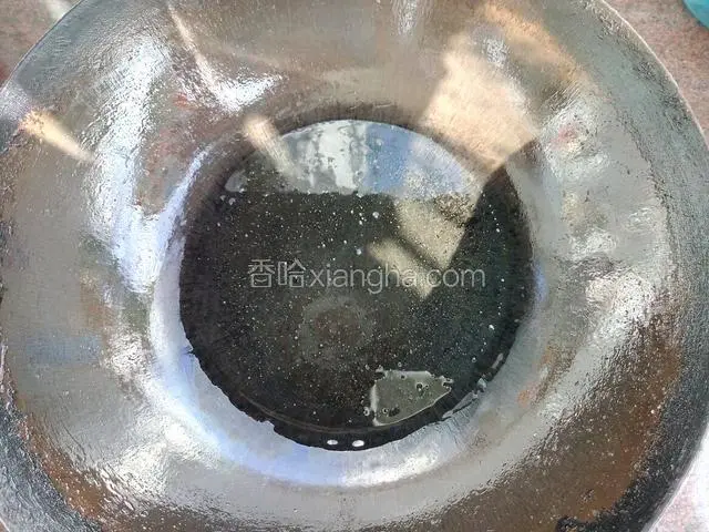锅里放入比平时炒菜多一倍的色拉油 多油热油鸡蛋才能迅速膨胀 油温不够 炒的鸡蛋又小又含油……我不会说我是怎么知道的