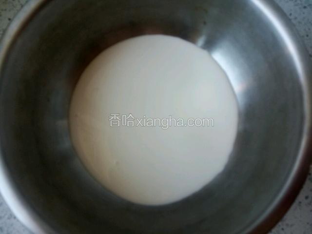 淡奶油倒入容器内。