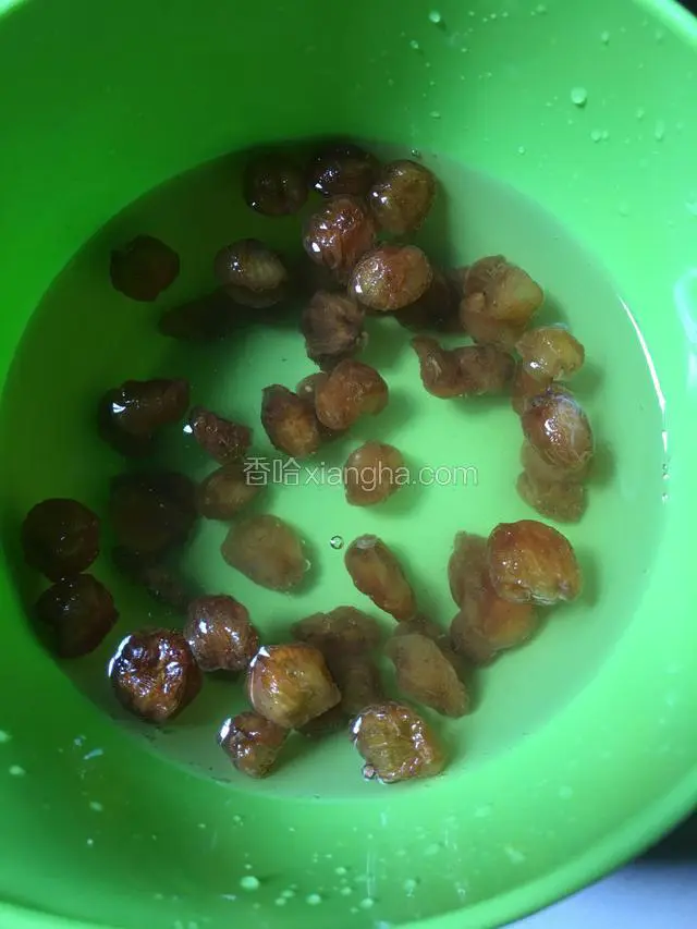 干龙眼肉洗干净，泡水几分钟。再倒入高压锅加入一小块冰糖压5分钟