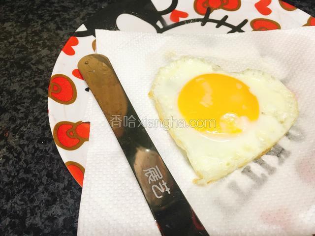 用脱模刀刮模具四周脱模。把蛋码在面上即可。