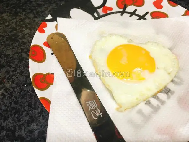 用脱模刀刮模具四周脱模。把蛋码在面上即可。