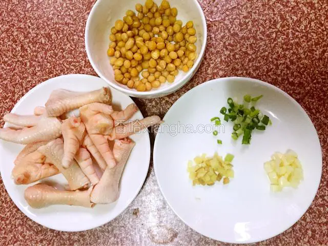 鸡爪去掉爪尖斩成两段洗净备用，黄豆备好，蒜、姜切末，葱切葱花备用