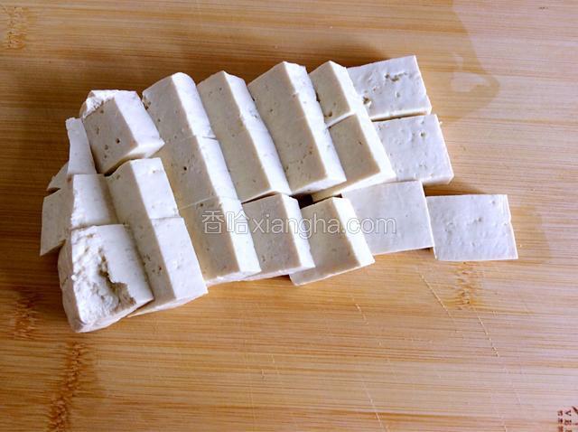 豆腐冲洗干净切块