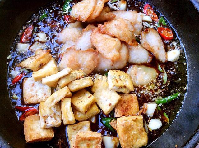 同时倒入鱼和豆腐翻炒入味