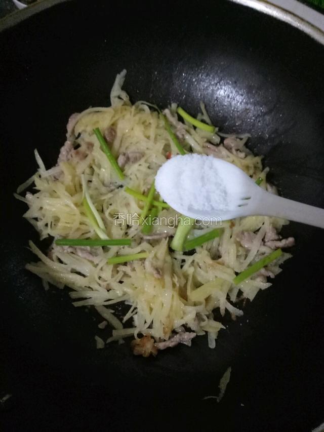 最后放适量盐和鸡精，撒上葱段即可出锅。