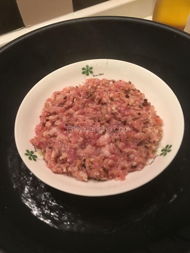 锅里烧开水，放肉饼蒸10分钟。