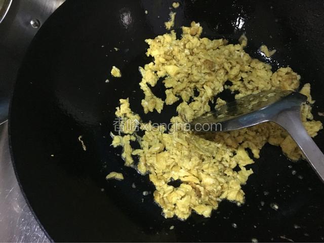 待鸡蛋熟后关火，直接用铲子把鸡蛋铲碎，