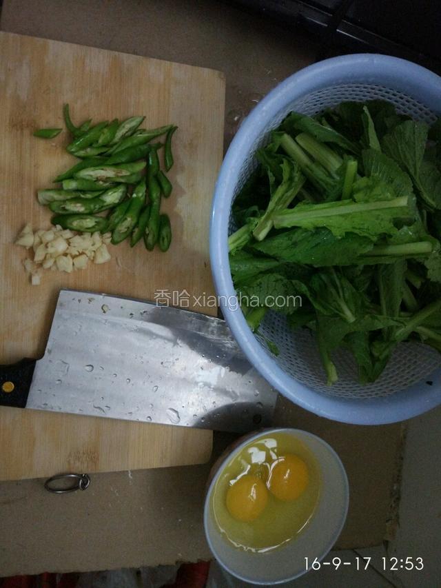 准备下食材，青椒切菱形，大蒜切碎，芥菜用手掐段4厘米左右，鸡蛋打在碗里备用！