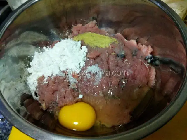 鱼容加鸡蛋，盐，姜蓉，鸡精，生粉搅拌均匀