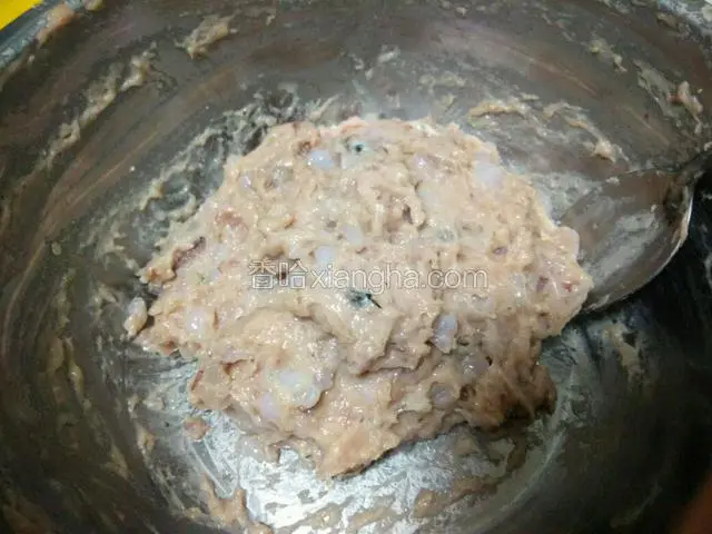 往一个方向不停搅拌，让鱼肉跟鱿鱼碎充分融合，腌一下