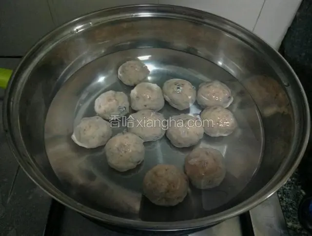 冷水放丸子入锅，小火慢煮