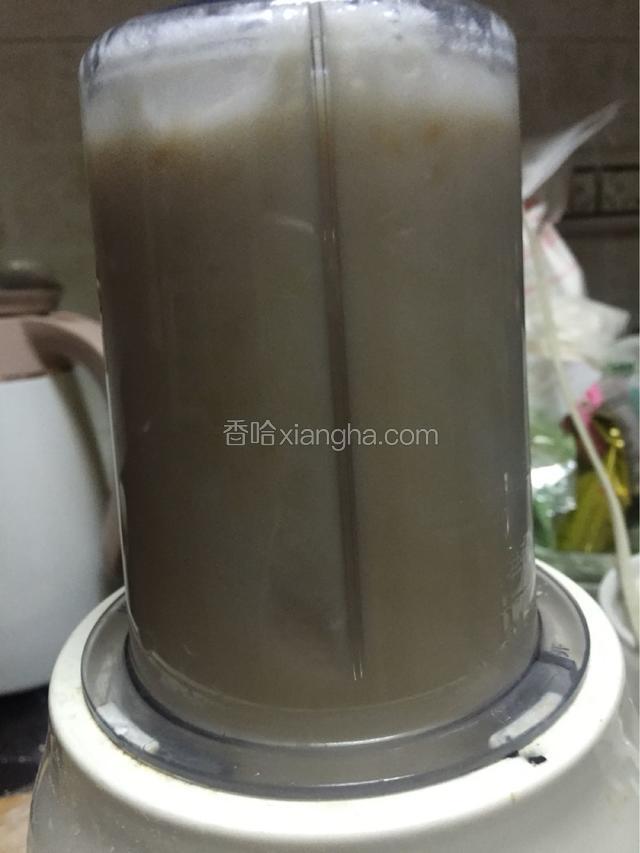 绿豆和水放入料理机打碎