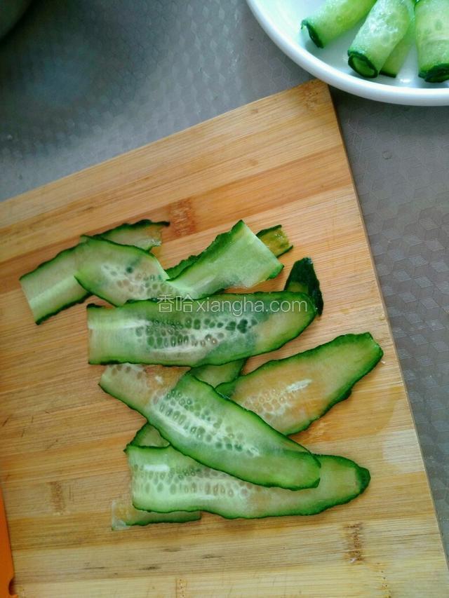 黄瓜洗净切成薄片。