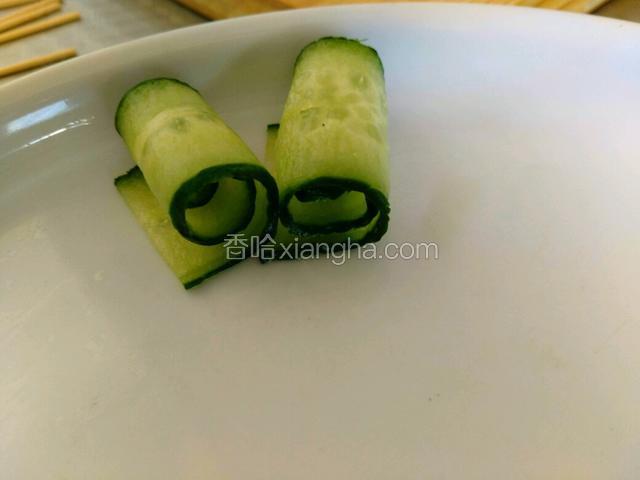 然后从一边卷起来。