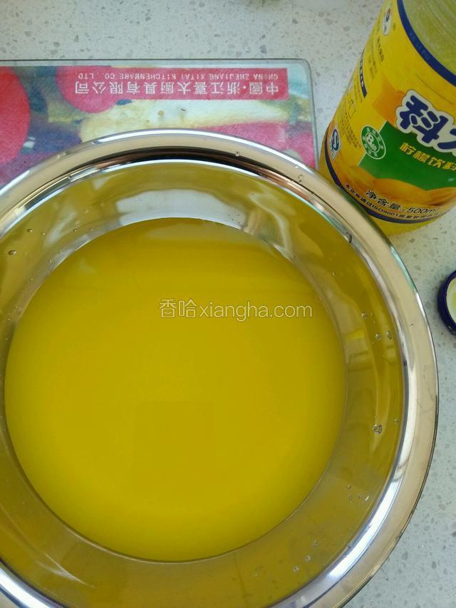 浓缩柠檬汁加入七倍的水，加入冰糖，化开后放入冰箱冷藏一会儿。