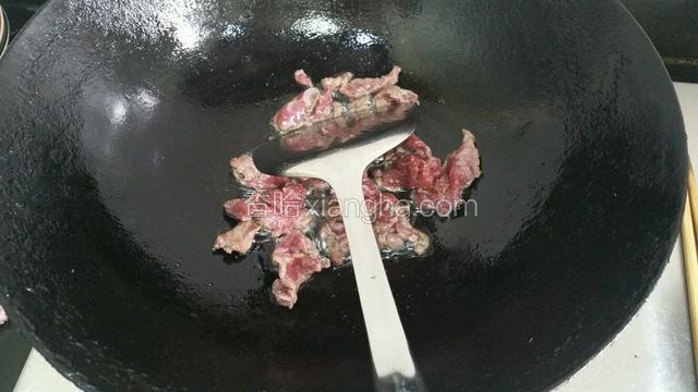 锅里的底油煸炒牛肉1~2分钟