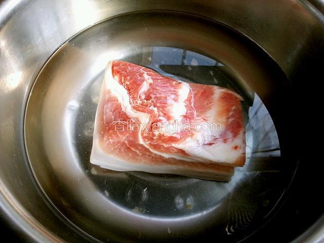猪肉放清水中，上火煮至水开，捞出，夹净猪毛，清洗干净，切成2公分左右的块
