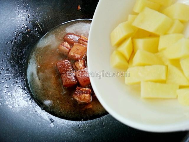 将土豆放入