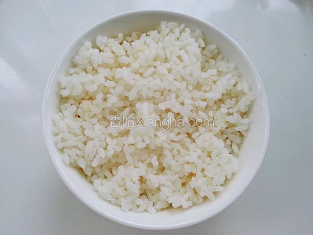 米饭盛到碗里