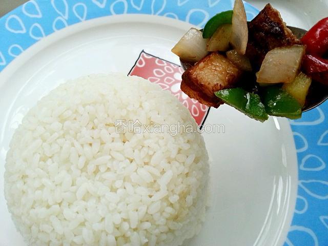 将炖好的肉菜浇在米饭上