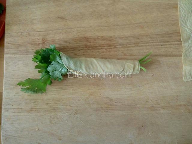 只能稍微紧一点 香菜烤会变蔫