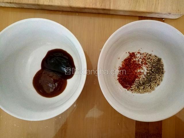 把一大勺蚝油和一大勺烧烤酱搅拌均匀，再准芝麻孜然 辣椒面