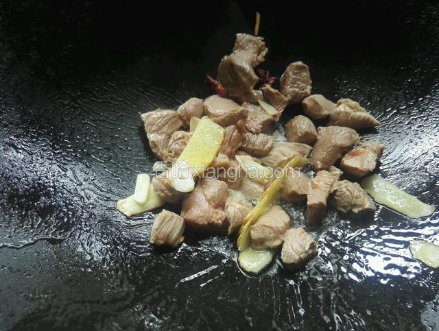 下入牛肉煸炒调入适量盐，生抽，料酒和老抽翻炒