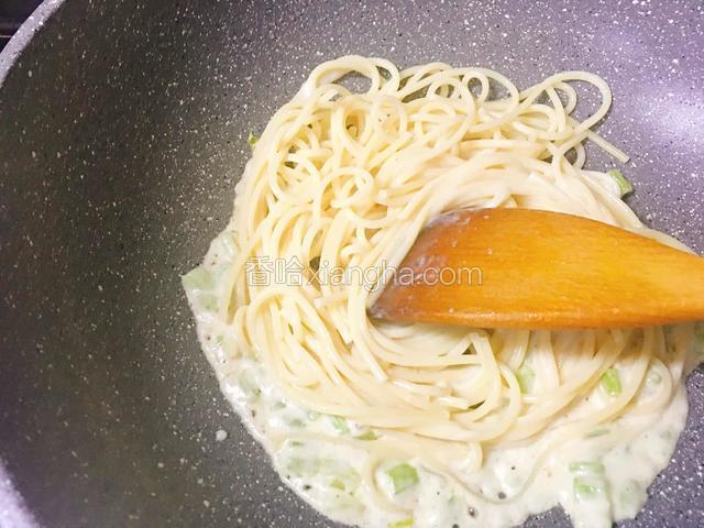放入意面，翻炒均匀。