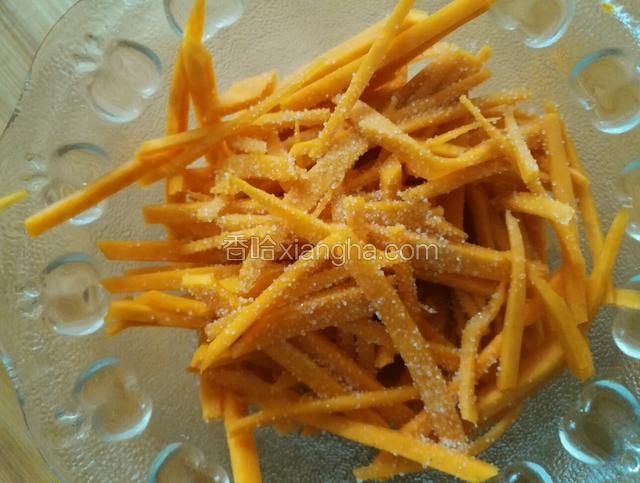 加入盐腌10分钟