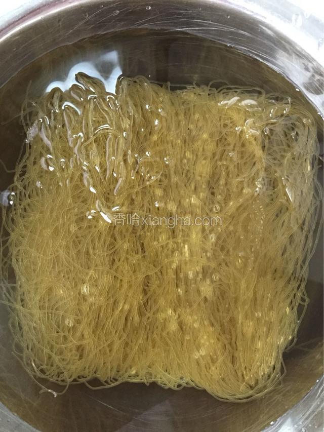 米粉用凉水泡半小时左右。