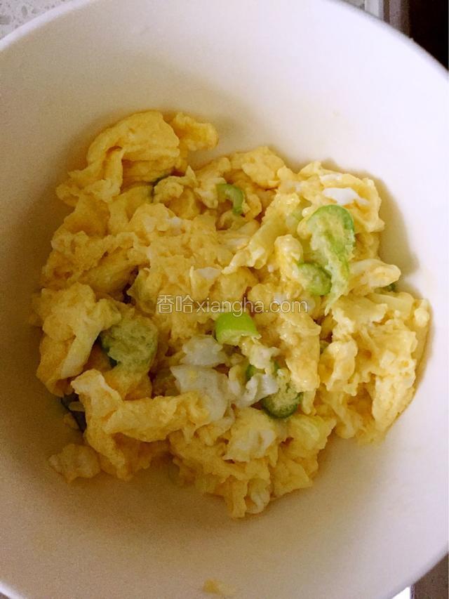 鸡蛋炒熟备用。