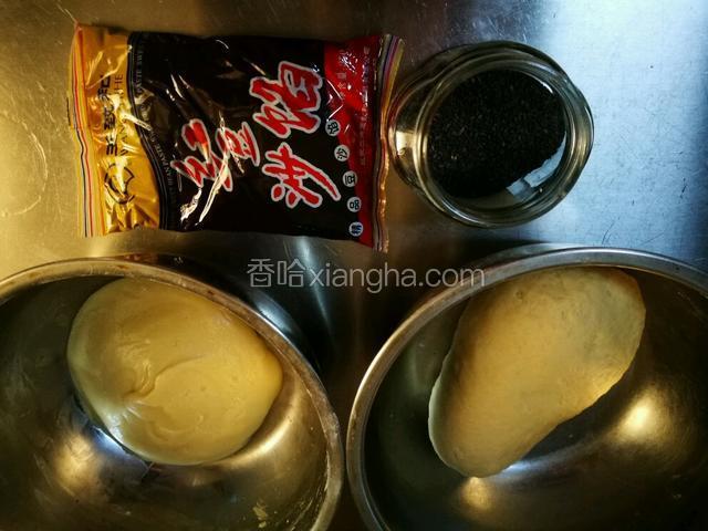 将水油皮和油酥皮的材料分别和成面团，水油皮揉成扩展阶段，醒20分钟。