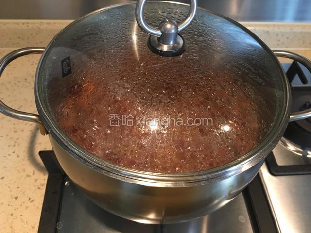 水煮开后转小火，煮制汤汁粘稠即可。