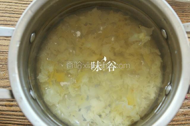 银耳倒入煲里，加入适量冷水大火烧开。