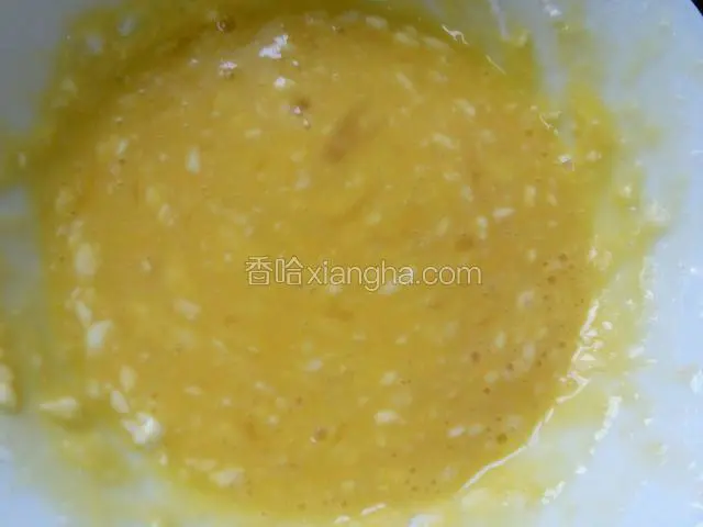 把面粉和鸡蛋搅拌均匀加适量盐调味