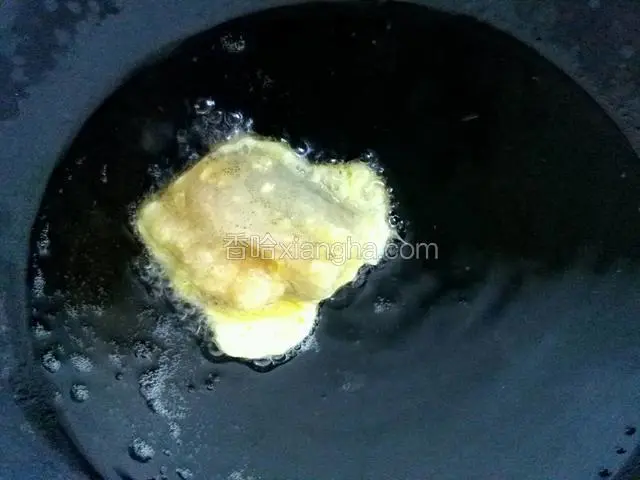 锅内放多一点油，把裹好蛋液的龙头鱼放入烧热的油锅煎