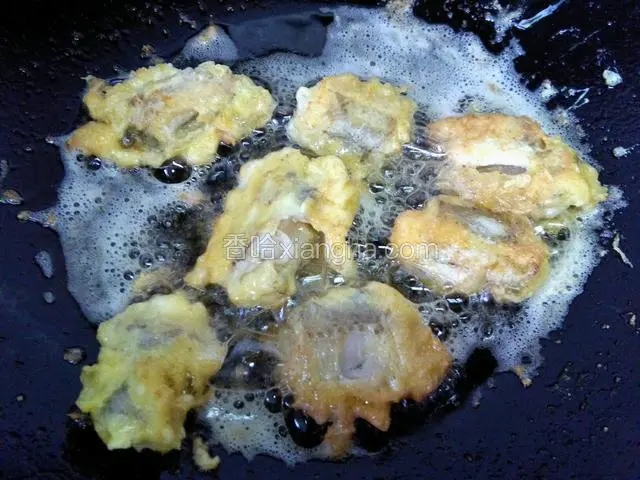 一面煎熟后翻一面继续煎