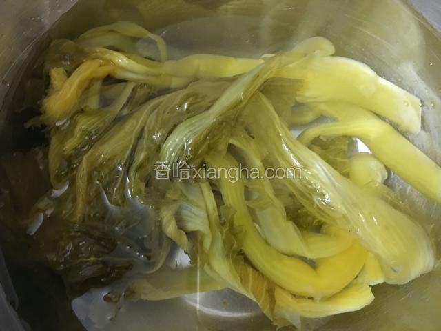咸菜洗净泡2分钟去掉咸菜