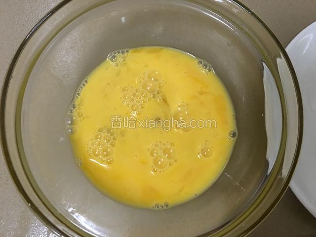 鸡蛋打人碗中用筷子搅散