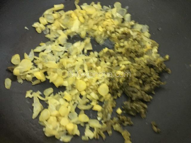 锅中入油倒入咸菜小火翻炒