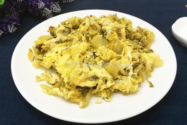 简单的咸菜炒鸡蛋就这样完成了。