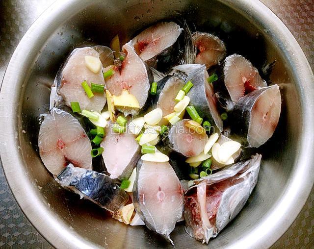 葱姜蒜均切片，铺在鲅鱼上