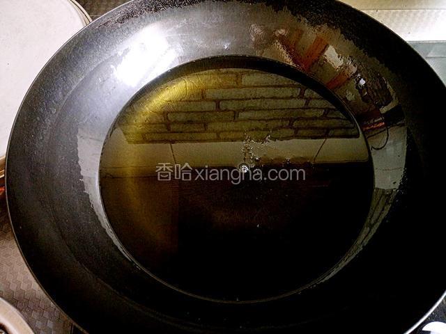 鱼腌好后，锅中放足量油烧热