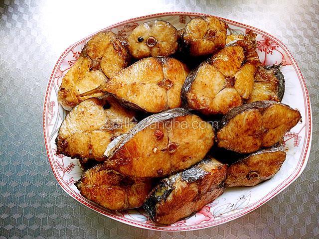 沥干油的鱼块摆盘，不需要复炸
