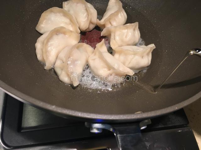 放入适量的食用油开始煎饺子。